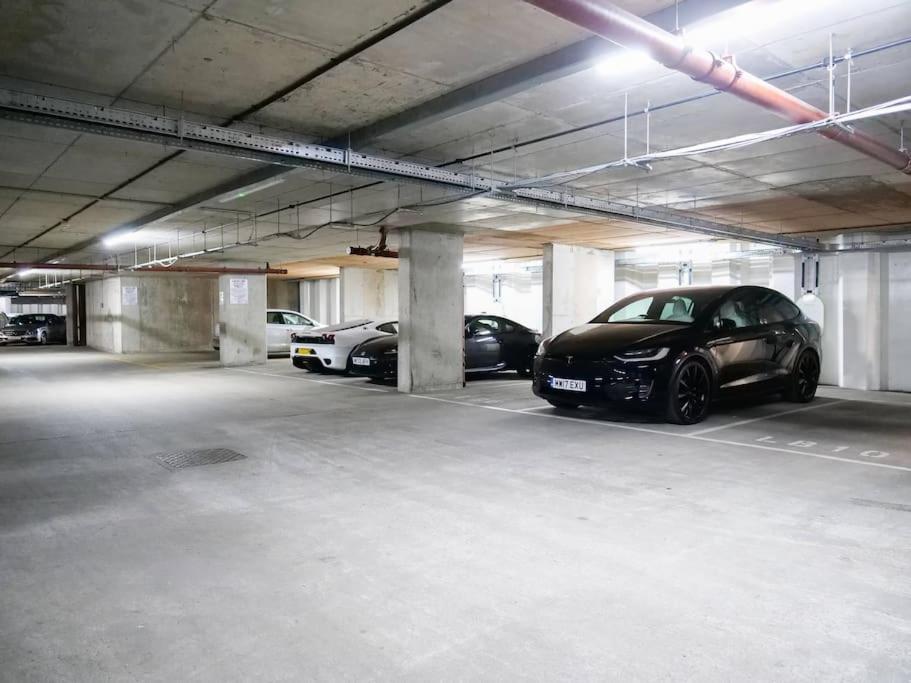 Stylish Urban Sanctuary With Parking Lägenhet London Exteriör bild