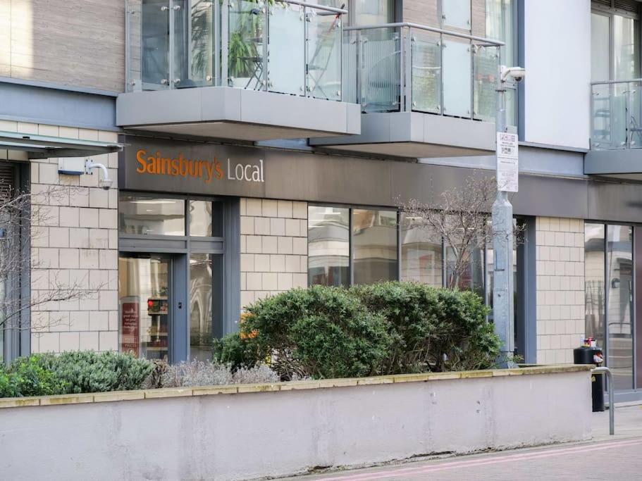 Stylish Urban Sanctuary With Parking Lägenhet London Exteriör bild