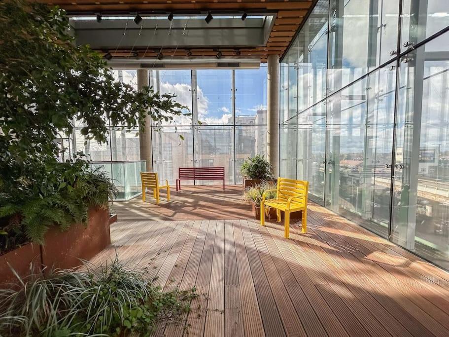 Stylish Urban Sanctuary With Parking Lägenhet London Exteriör bild